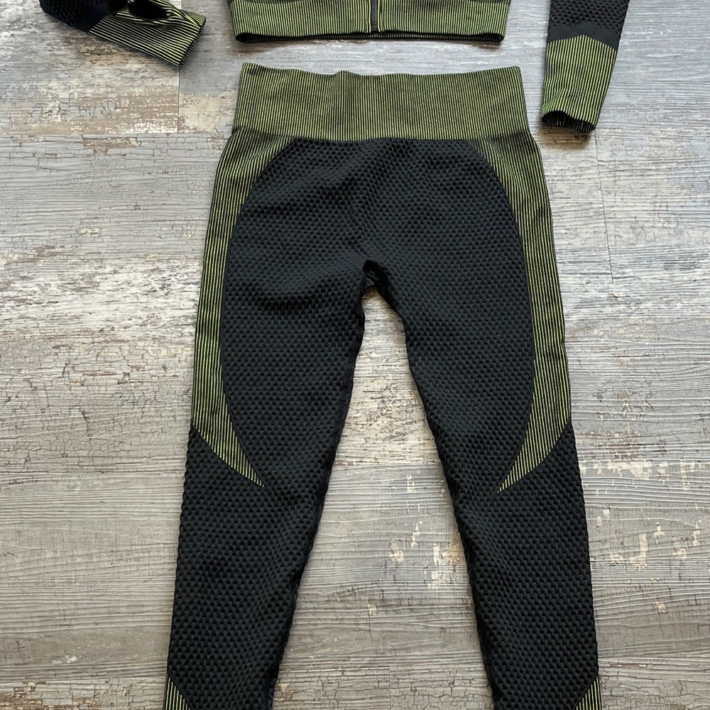 2 piece leggings and zippered top